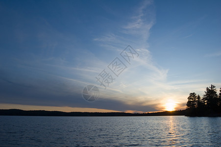 日落反射蓝色红色池塘天空灰色黄色太阳支撑高清图片