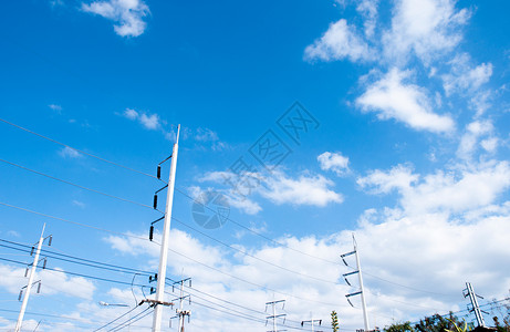 蓝色天空背景的电线杆电邮力量电源线高清图片