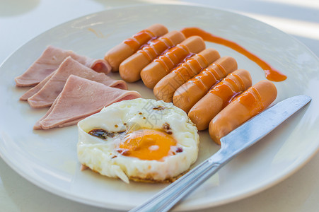 早饭面包香肠黄色蛋黄食物猪肉油炸午餐白色早餐高清图片
