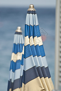 海滩伞海岸白色双色旅游蓝色阳伞季节性背景图片