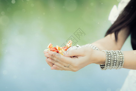 女孩手握糖果珠宝庆典女士样本诡计食物甜点诱惑传统手镯背景图片
