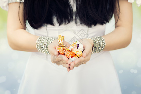 女孩手握糖果诡计新娘诱惑手镯传统甜点庆典样本珠宝女士背景图片