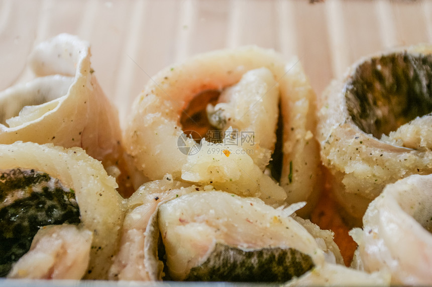 采摘盘子美食鲱鱼饮食美味食物浸泡芳香玻璃鱼片图片