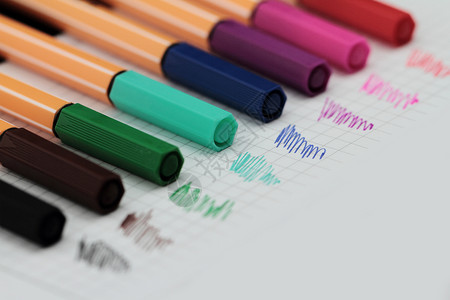 彩笔铅笔黄色配色方案彩虹棕色绘画创造力学校工具背景图片