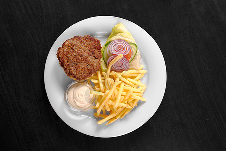 白盘上美味汉堡汉堡油炸餐厅桌子小吃垃圾筹码汉堡薯条食物土豆包子高清图片素材