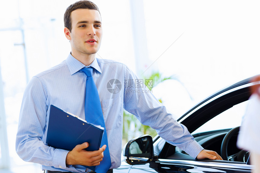 青年男子顾问顾问驾驶男性经销商保险顾客幸福销售职业服务汽车图片
