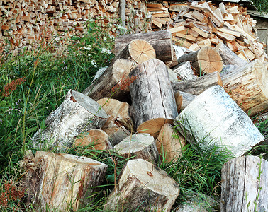 用来做木柴树干用的锯子农村乡村柴火火炉高清图片