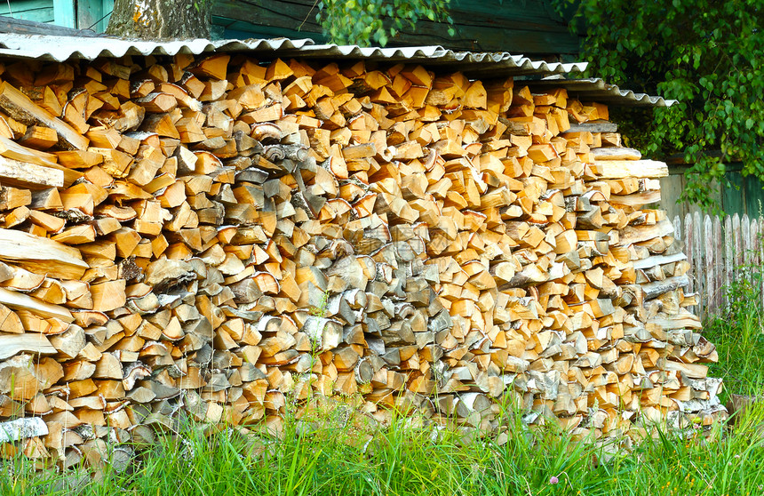 在堆积成堆的大量木柴中农村火炉柴火乡村图片