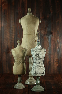 木阵背景上的古老的曼尼金羽毛古董模型古铜色苦恼麻布木头身体人体展示背景图片