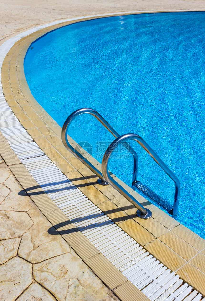 在游泳池中抓铁条梯子栏杆场景入口活动地面反射合金泳池闲暇温泉图片