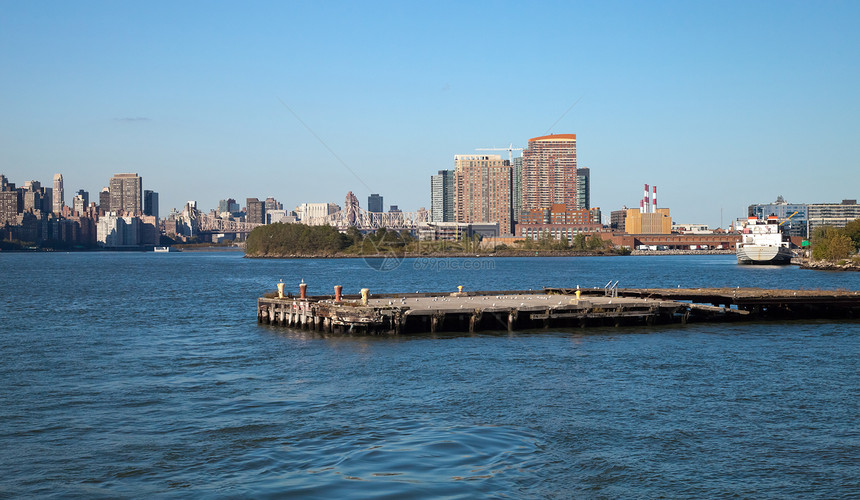 纽约市皇后斯博罗桥和长岛城港口建筑全景城市中心反射市中心办公室商业天空图片