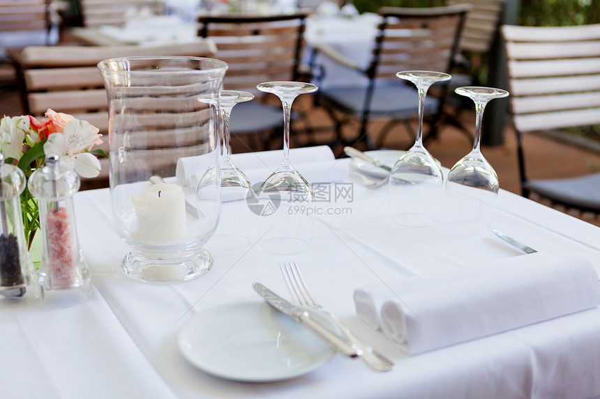 餐厅餐具玻璃宴会夏季餐桌椅子银器桌布刀具盘子酒杯奢华玻璃酒店用餐图片