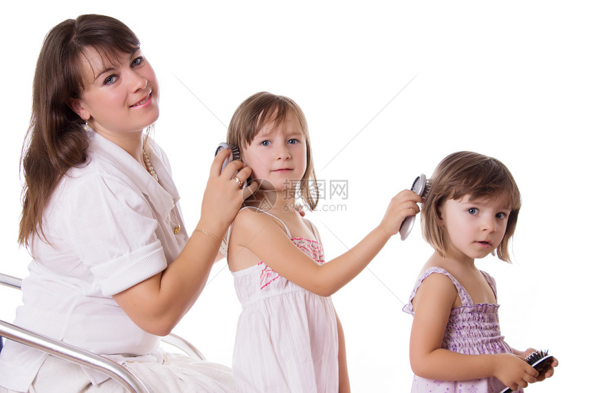 母亲和两个女儿 各梳头发妈妈女性女朋友面孔梳子微笑护理孩子拥抱造型图片
