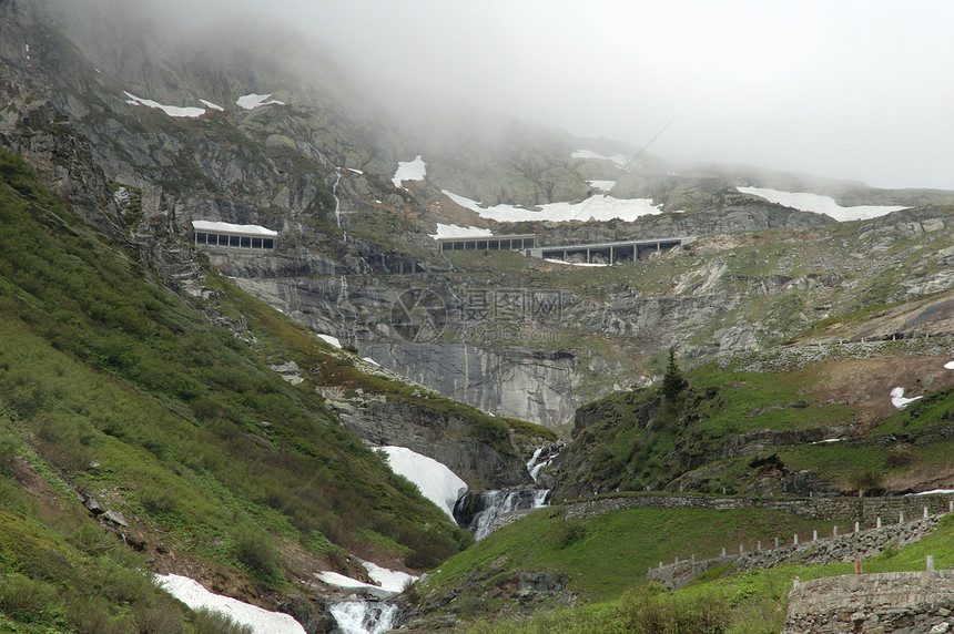 阿尔卑斯山公路轮流山脉汽车驾驶岩石白色天气隧道冒险旅游图片