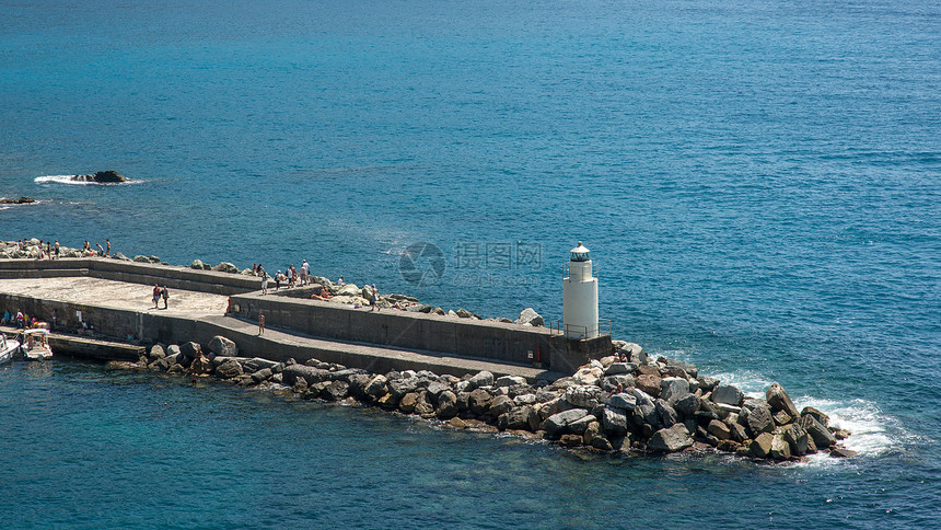 意大利卡莫格利海面上的灯塔图片