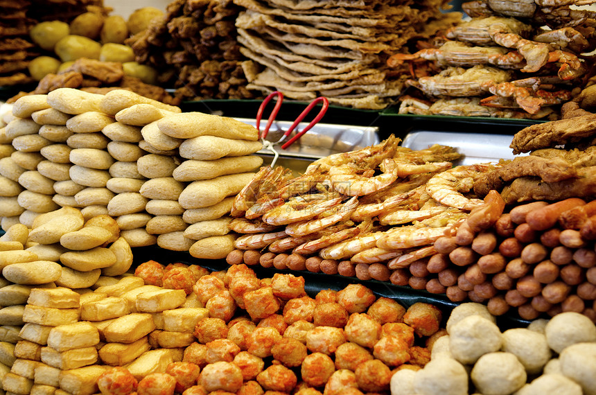 棉兰马拉西亚的马来语小吃市场油炸食物零食美食图片
