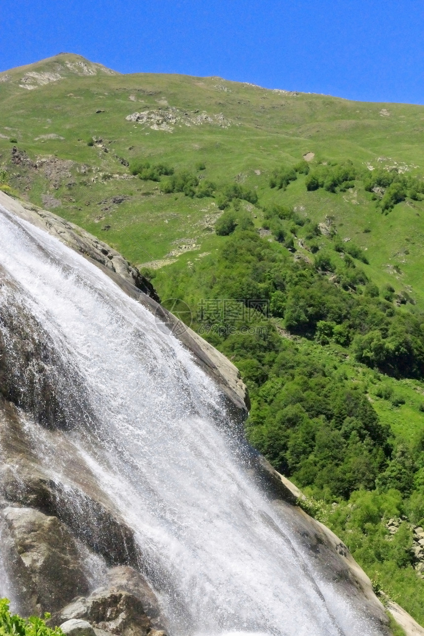 Alibek瀑布 Dombay山 北高加索森林衬套悬崖蓝色天空太阳木头天气岩石旅行图片