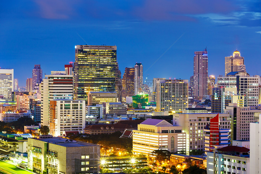 夜间曼谷市商业摩天大楼办公室住宅高楼城市景观建筑办公楼天空图片