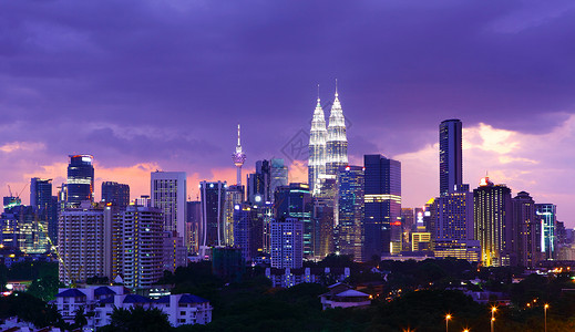 晚上吉隆坡天际建筑商业公司城市景观市容金融摩天大楼办公室大楼背景图片