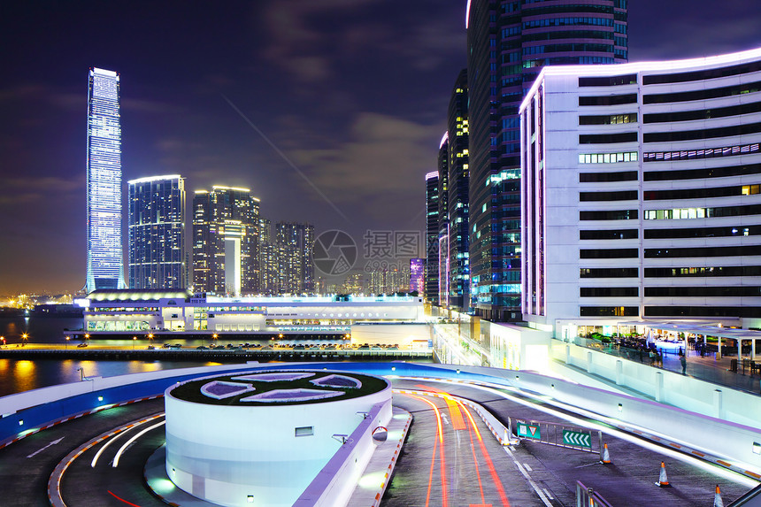 香港九龙区夜里地标天际城市轨迹摩天大楼景观交通巡航办公楼商业图片
