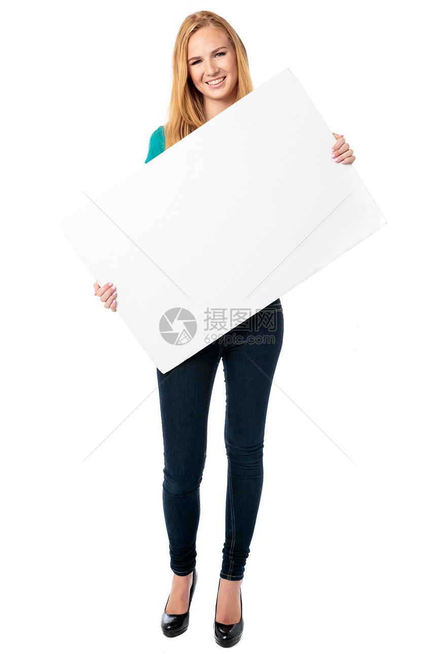 带着空白白板的快乐女人图片