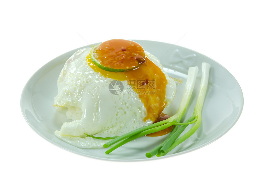 饭盘上的食物辣椒蔬菜绿色蛋黄黄色柠檬白色油炸盘子图片