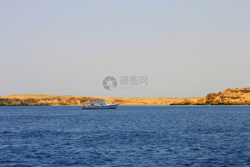 白色船只在红海中移动波浪衬垫脱水旅行空气太阳海洋珊瑚海滩蓝色图片