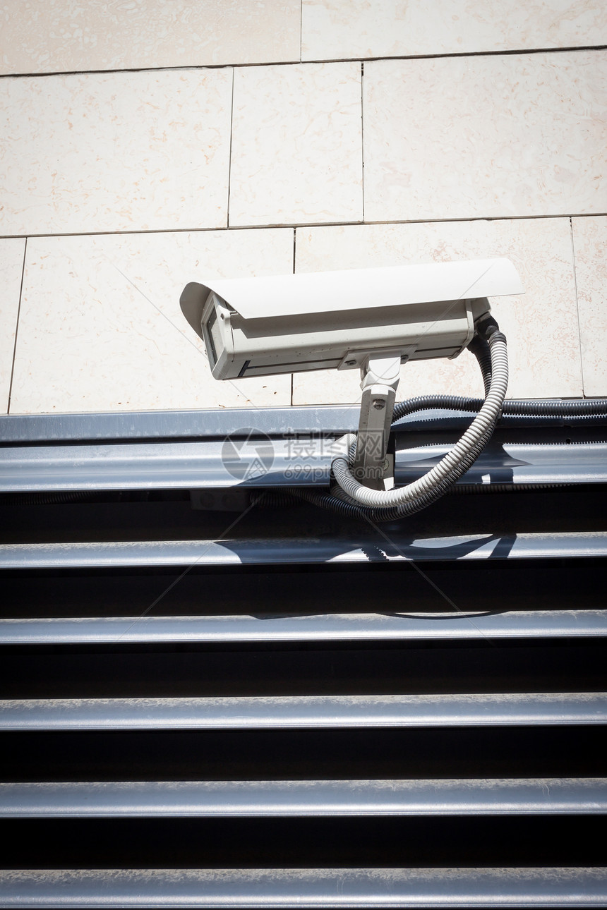 墙上的安全摄像头控制蓝色建筑相机城市白色手表警卫房子技术图片