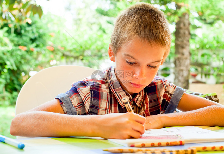 户外儿童绘画蜡笔专注桌子男生教育染色艺术家孩子工艺童年图片