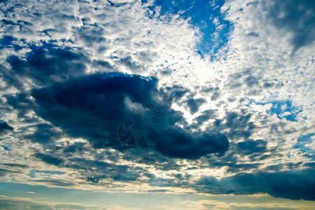 深蓝色的天空蓝色天气阳光气象戏剧性太阳白色风景美丽水平背景图片