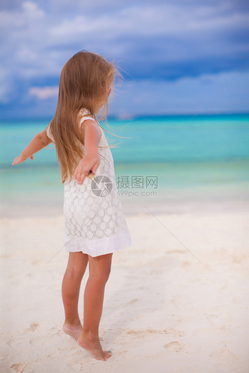 美丽的小女孩在异国海滩上张开双臂童年旅游假期女儿自由孩子情调海洋支撑女孩图片