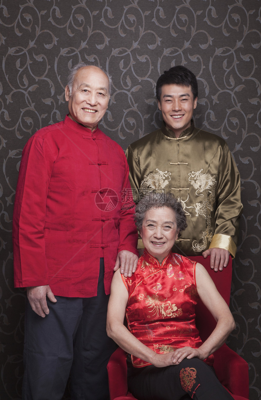 穿传统中国服装的外祖祖父母和孙孙孙图片