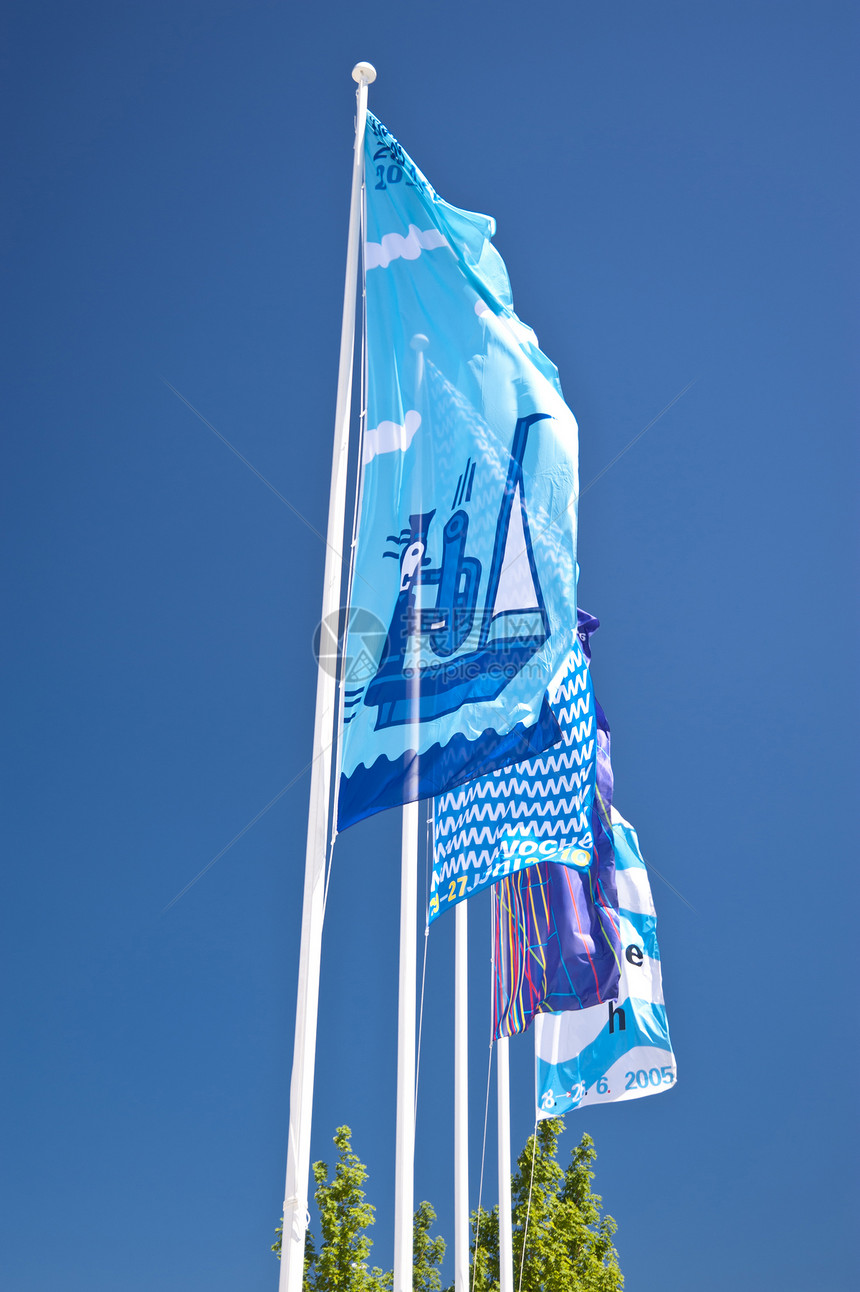 旗帜旗杆桅杆房子天空蓝色建筑建筑物图片