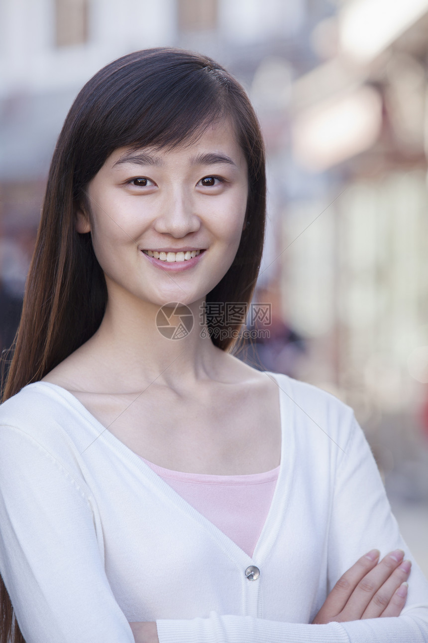 北京青年女性外出门口的肖像城市生活长发街道微笑服装摄影景观城市身份白色图片