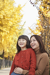 母亲和女儿秋秋秋长发拥抱季节衣物女孩们幸福毛衣黑发头发沉思孩子高清图片素材