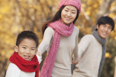 秋天公园幸福家庭快乐收腰团结三个人微笑叶子喜悦父亲儿子童年女性中国高清图片素材