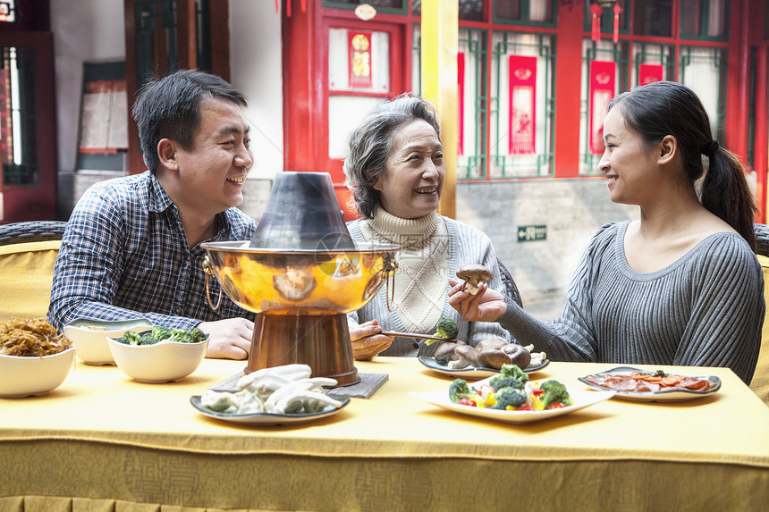 享受中华传统膳食的家庭图片