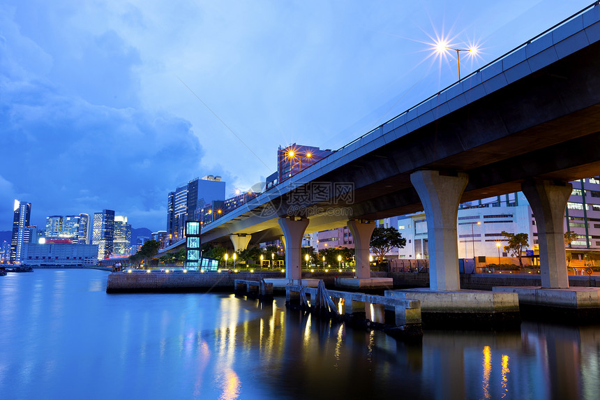 香港日落时桥城市吸引力建筑交通景观旅行场景蓝色地标风景图片