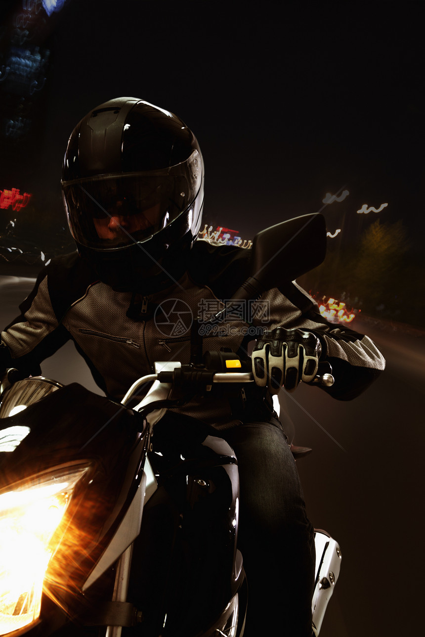 年轻人晚上骑摩托车 在北京街上穿过北京街的街道旅行光迹摄影运输冒险活动运动方式交通骑术图片