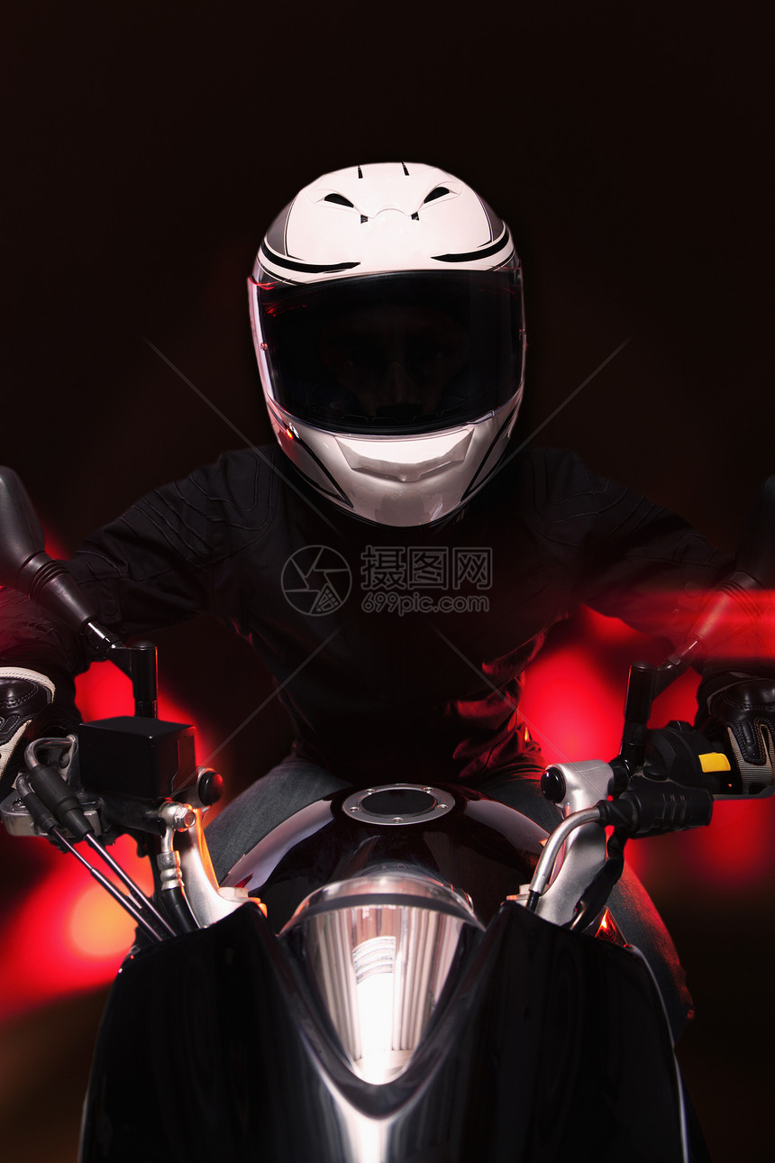年轻人晚上骑着摩托车 在北京街上 前视线直奔前面交通安全城市生活摄影皮革体力速度运输收腰运动图片