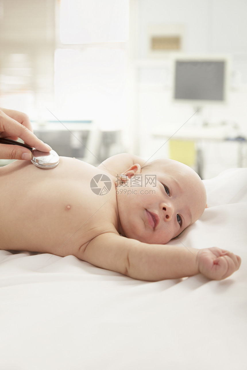 医生亲手检查婴儿的心跳 特写病人保健人体膀子人类专业部位医护人员办公室诊所图片