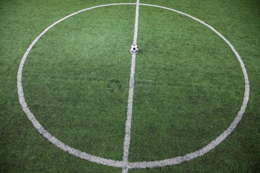足球场 足球球在线上 高角度视图运动摄影圆圈体育草皮单线边界画幅水平器材图片