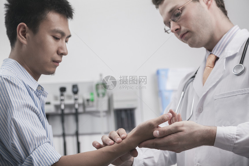 检查手腕脉搏病人的医生图片