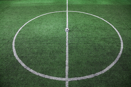 足球场 足球球在线上 高角度视图草皮绿色体育边界水平圆圈单线器材竞技画幅背景图片