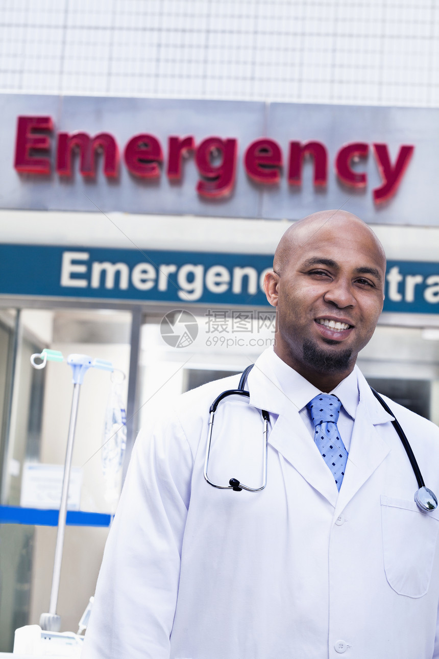 外出医院时微笑的医生的肖像 背景中的急诊室标志以及职业快乐露齿专业胡须英语权威胡子光头医学图片