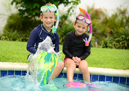 孩子们在游泳池里冲水女孩水池风镜乐趣游泳者潜水脚蹼娱乐运动蓝色蓝色的高清图片素材