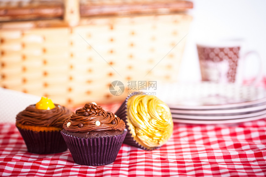 烧烤和杯蛋糕棕色盘子甜点食物格子巧克力红色野餐图片