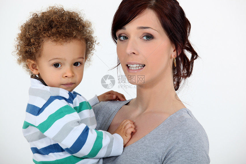 母亲抱着她的小男孩拥抱孩子女性婴儿男生童年女孩乐趣卷曲女士图片
