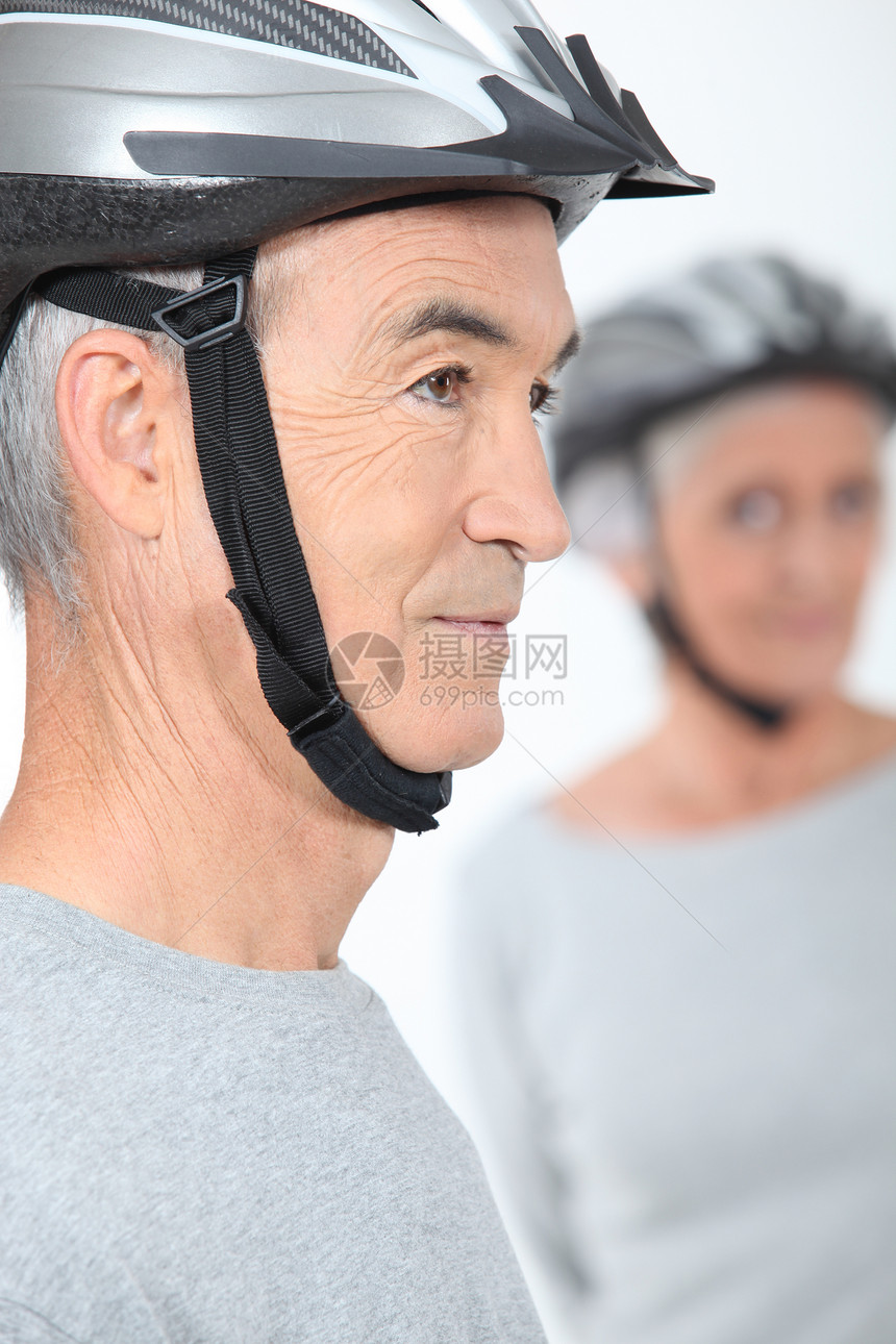 带循环头盔的老年夫妇图片