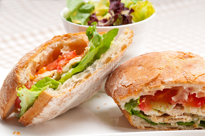 配鸡肉和番茄的意大利三明治火腿美食饮食蔬菜包子熟食食物叶子早餐沙拉图片